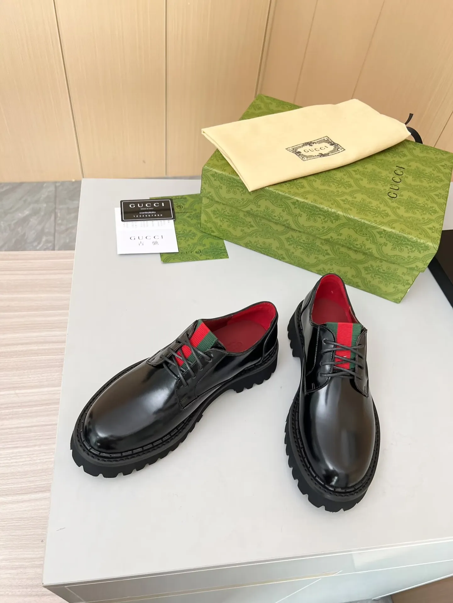 👟👟Ex-factory price 480👟👟 ✅The latest Gucci GUCCI lace-up loafers at the counter. They are mainly matched with various styles of trendy clothes to highlight their fashion. ✅ A must-have recommended ➡️ Fabric: cowhide, open edge beads Inner/foot pads: red cow lining Color: black Size: 34-41 (34, 41 need to be customized) Heel height: 5cm Outsole: Foam outsole material ✅ Equipped with cloth bag and card